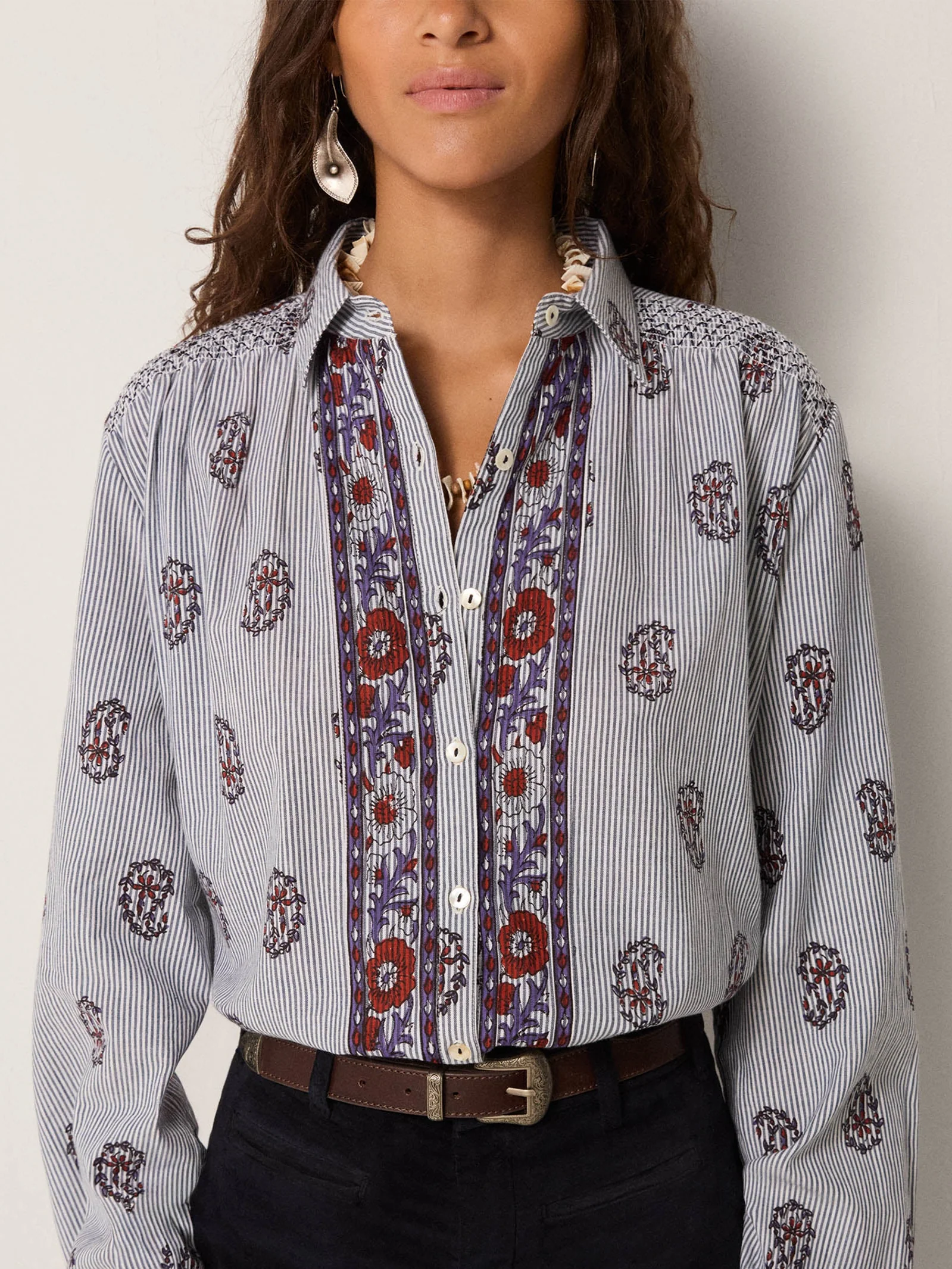 Blusa raya fina y estampado.